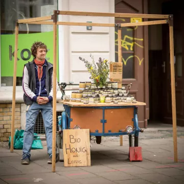Christopher Mann an seinem Stand während des Westbesuchs auf der Karl Heine Straße.