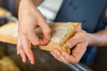 Ondrej Kielar bei der Arbeit in der Werkstatt von Christopher Mann.