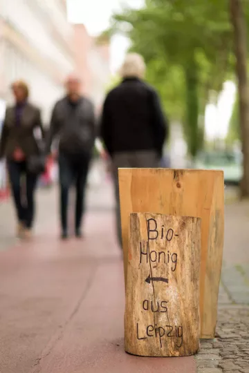 Christopher Mann an seinem Stand während des Westbesuchs auf der Karl Heine Straße.