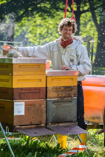 Christopher Mann bei seiner Arbeit als Imker im Clara-Zetkin-Park in Leipzig.