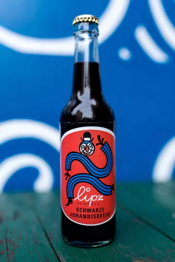 Eine Lipz Flasche steht auf einem Tisch.