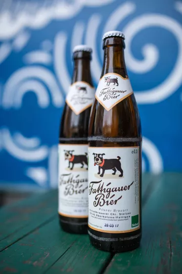 Aufnahme einer Flasche des Fattigauer Bieres