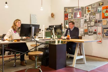 Julia Wolff und Thilo Egenberger in ihrem Büro im Westwerk