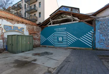 Die Egenberger Lebensmittel Remise auf dem Westwerk Gelände. Die Wandflächen hat Sebastian Gögel gestaltet. Das Logo ist von Philipp Paulsen.