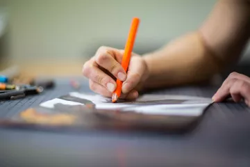 Eva Walker während der Anfertigung einer Zeichnung in ihrem Atelier in Leipzig Plagwitz.
