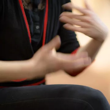 Eva Walker gestikuliert mit ihren Händen.