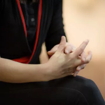 Eva Walker gestikuliert mit ihren Händen.