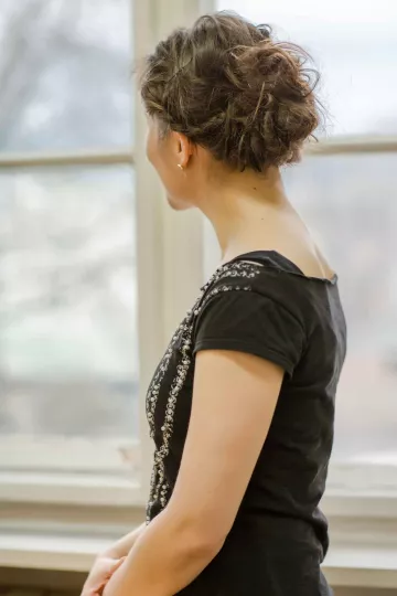 Eva Walker vor einem Fenster in ihrem Atlier in Leipzig Plagwitz