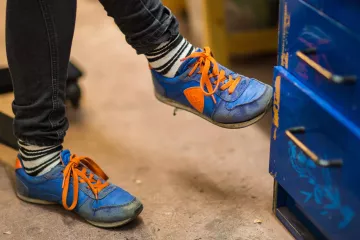 Ene Aufnahme der Schuhe, die Eva Walker zum Zeitpunkt des Gesprächs anhatte