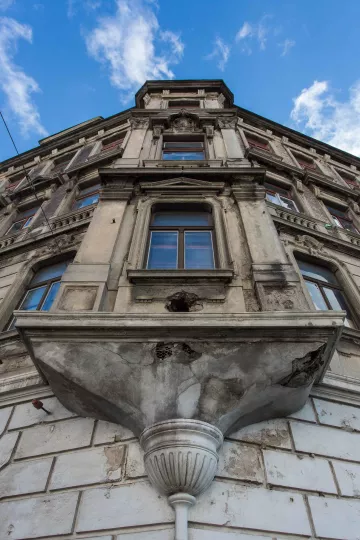 Blick von unten auf die Erker des Wächterhauses in der Engertstrasse Leipzi.
