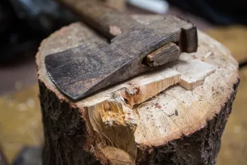 Detailaufnahme eines Beils im Atelier von Frank Schwärzel in Leipzig Leutzsch.