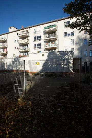 Der Zaun, der das Ende des Henriettenparks Richtung GutsMuthsstraße zur Sackgasse macht. Und damit den Fluß der Wegeverbindung stoppt