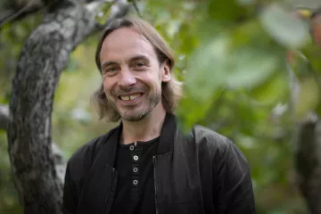 Fritjof Mothes im idyllischen Garten des HausHalten e. V. an der Lützner Straße