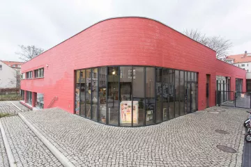 Eingang des 2013 eröffneten BuchKindergartens in der Josephstraße. Der Vorplatz des Kindergartens öffnet sich in die verkehrsberuhigten Bereich.