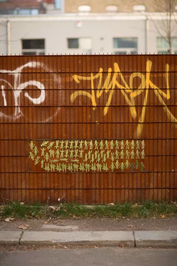 Metallzaun mit ausgestanzten Figuren in der Siemeringstraße in Leipzig Lindenau.