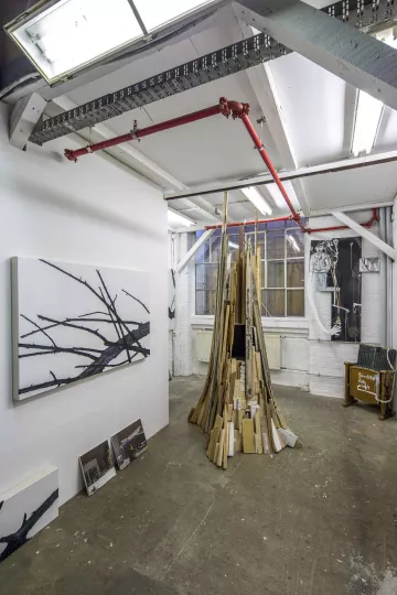 Im hinteren Teil des Ateliers befindet sich auch eine Lagermöglichkeit für Material oder fertige Arbeiten.