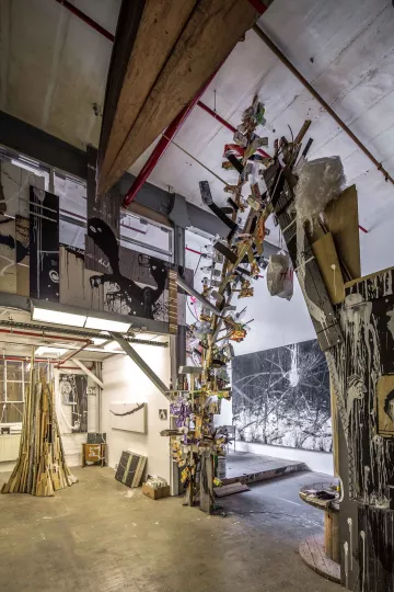 Ein Bogen aus Verpackungsmaterial verbindet den vorderen- und hinteren Teil des Ateliers.