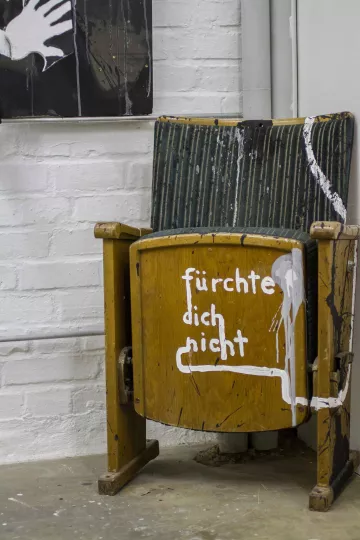 Ein Stuhl mit der Aufschrift Fürchte dich nicht.