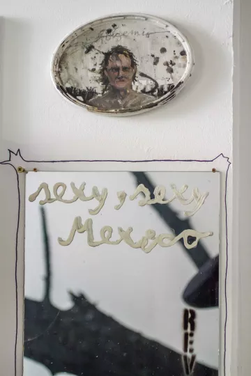 Spiegel mit der Aufschrift Sexy, sexy, Mexik, darüber ein Selbstportrait von Helge Hommes.