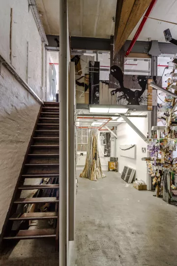 Eine Treppe führt in den oberen Teil.