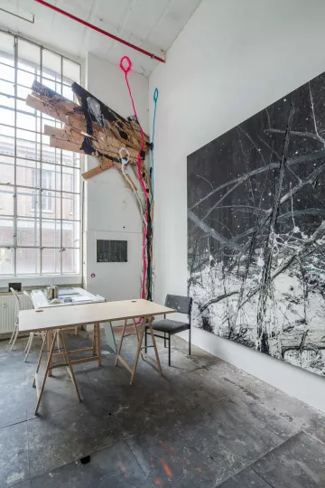 Blick in das Atelier von Helge Hommes.