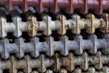 Gestapelte alte Heizkörper.