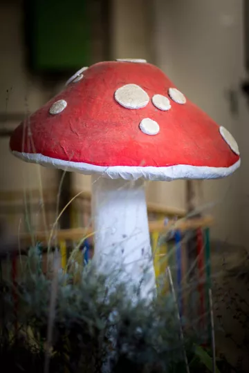 Detailaufnahme eines handgefertigten Fliegenpilzes.