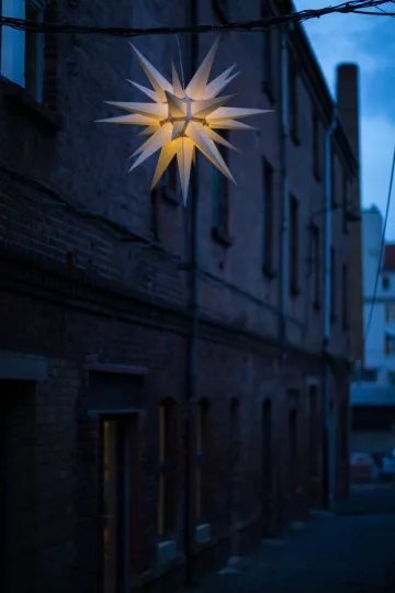 Beleuchteter Weihnachtsstern im Tapetenwerk Leipzig.