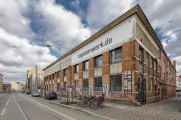 Der Haupteingang des Tapetenwerks an der Lützner Straße in Leipzig Lindenau.