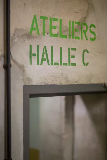 Beschriftung im Tapetenwerk.