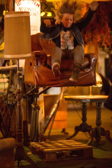 Ein Kind wird von einem hüpfenden Sessel in die Luft geschleudert.