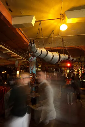 An einem der Spinnerei Rundgängen kommen unzählige auf das Leipziger Gelände.