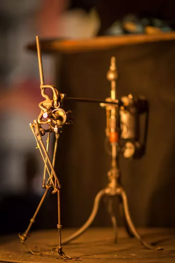 Eine fragile Konstruktion von Jim Whiting.