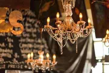 Kronleuchter im Bar-Bereich des Bimbotown in Leipzig.