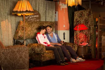 Zwei Personen sitzen auf dem fressenden Sofa im Bimbotown.