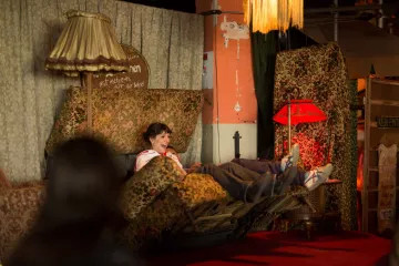 Ein fressendes Sofas steht im Bimbotown auf der Baumwollspinnerei in Leipzig.