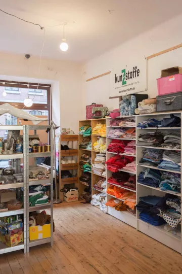 Blick auf volle Regalen im Laden von Kunzstoffe in Leipzig Lindenau.