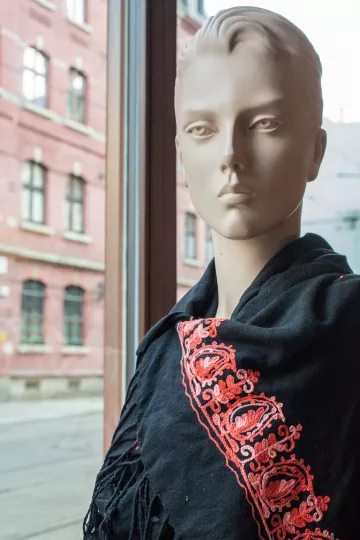 Eine Schaufensterpuppe im Vereinsladen von Kunzstoffe.