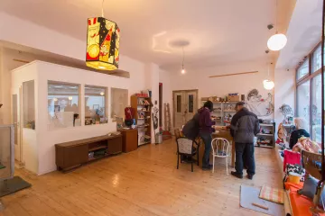 Mehrere Personen begutachten die mitgebrachte Ware.