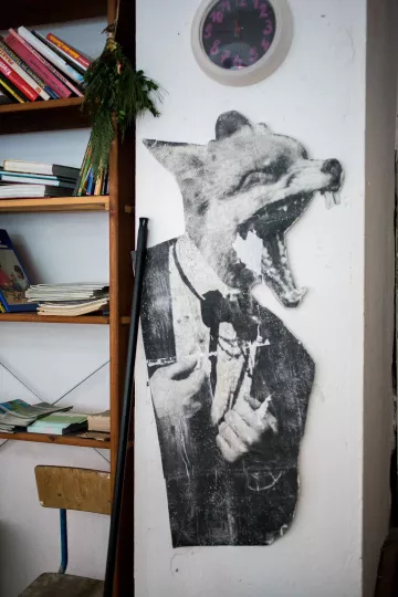 Ein Plakat eines Fuchses hängt an der Wand.