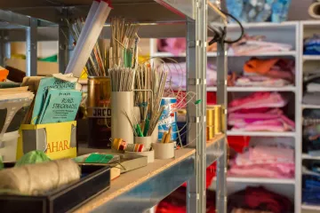 Bastelutensilien in einem Regal.