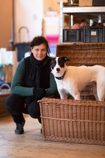 Hund und Halterin im Laden von Kunzstoffe in Leipzig Lindenau.
