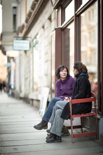 Daniela Nuß in ein Gespräch vertieft vor dem Laden von Kunzstoffe.