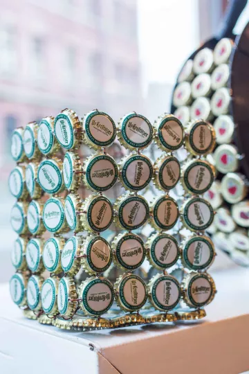 Eine Kronkorkenskulptur im Vereinsladen von Kunzstoffe.