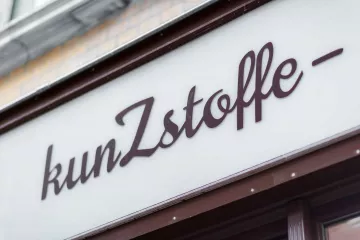 Das Eingangsschild von Kunzstoffe.