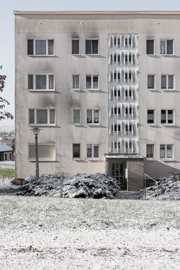 Ein Gebäude in einer Plattenbausiedlung im Winter in Zeitz.
