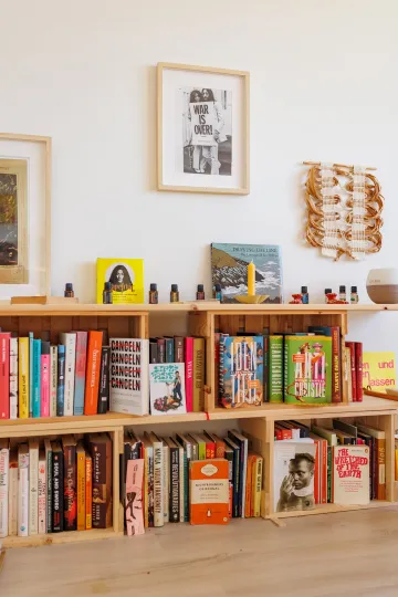 Blick auf das Bücherregal von Mithu Sanyal in ihrem Studio in Düsseldorf