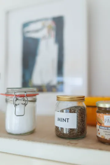 Vorratsbehälter auf einem Regal.