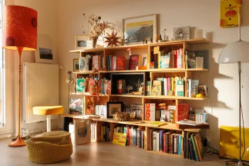 Üppig beladenes Bücherregal im Studio von Mithu Sanyal in Düsseldorf.