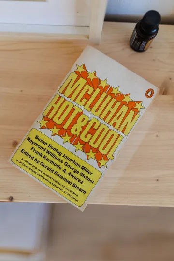 Details auf dem Regal von Mithu Sanyal